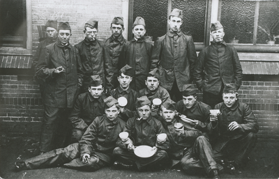 876104 Groepsportret van gemobiliseerde militairen tijdens de Eerste Wereldoorlog, op een onbekende locatie, met o.a. ...